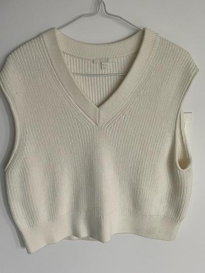 white knit vest (L)