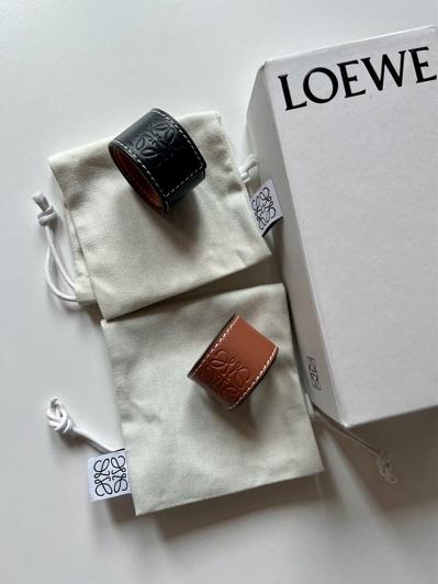 로에베 카프스킨 레더 브레이슬릿 Loewe small slap bracelet in calfskin 